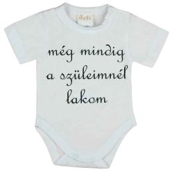   Rövid ujjú "még mindig a szüleimnél lakom" feliratos baba body