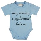 Rövid ujjú "még mindig a szüleimnél lakom" feliratos baba body