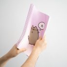 Pusheen cicás bemutató mappa A/4, 30 zsebes, spirál, gumis zárószalaggal, Moments, lila