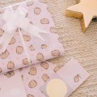 Pusheen cicás ajándékcsomagoló szett (2 ív 50x70m-es csomagolópapír, gyorsmasni, ajándékkísérő matrica)